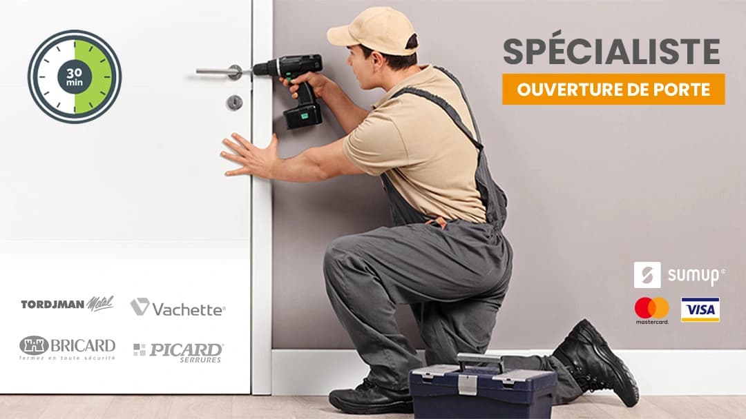 serrurier ouvrant une porte